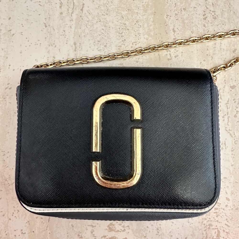 Marc Jacobs Crossbody bag. Item is in very good conditions.